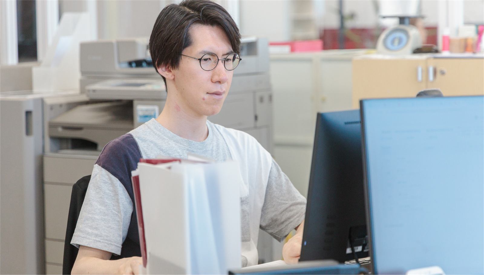 デスクで学習に取り組むスタッフ
