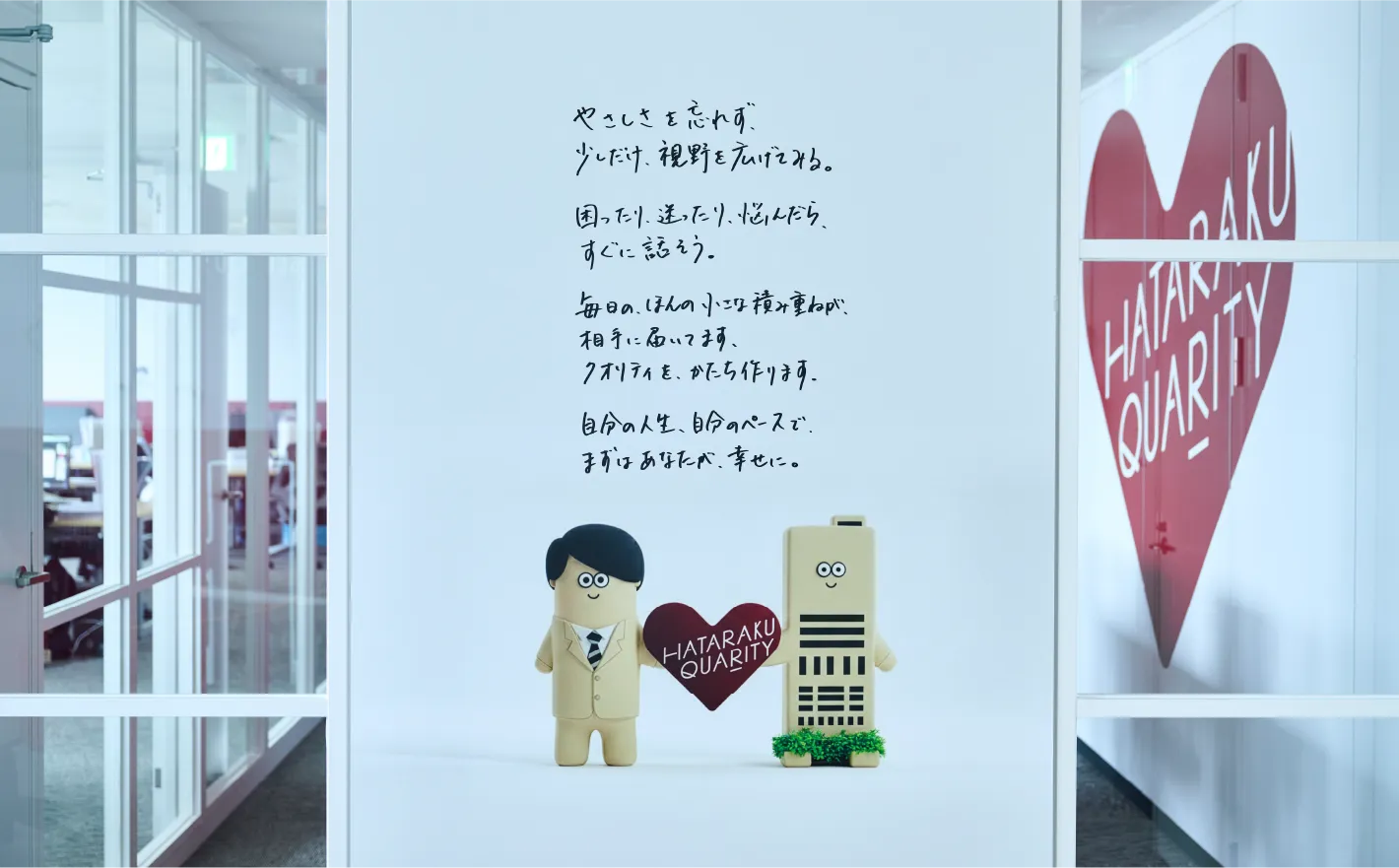 社内の壁面イラストとデスク