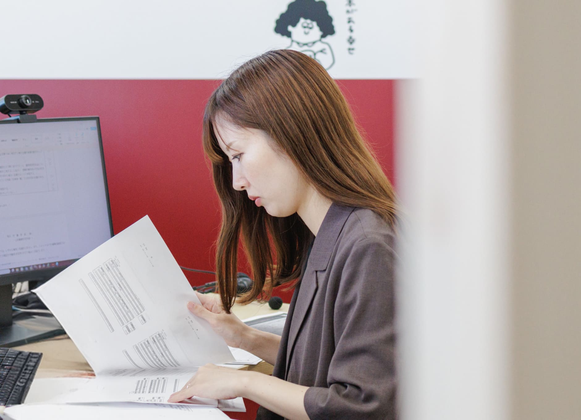 労務書類を確認するスタッフ
