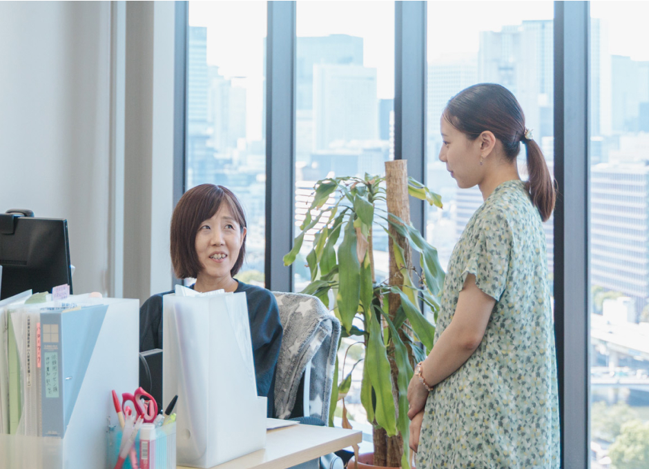 お客様対応をするスタッフ