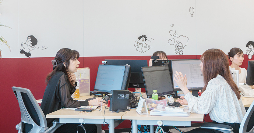 システム設定を行うスタッフ