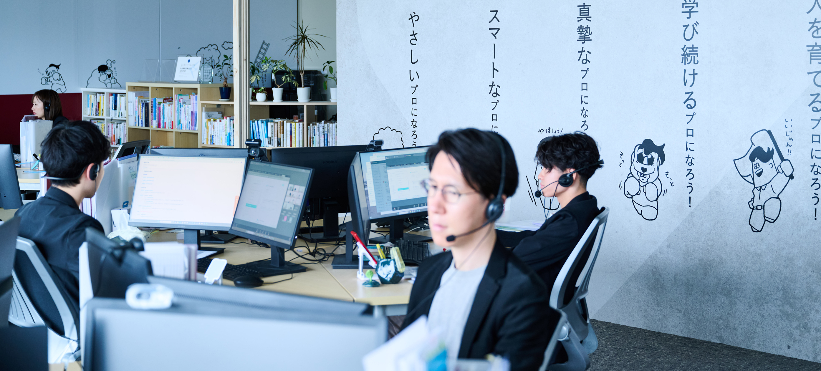 デスクで業務を行うはた楽のスタッフ