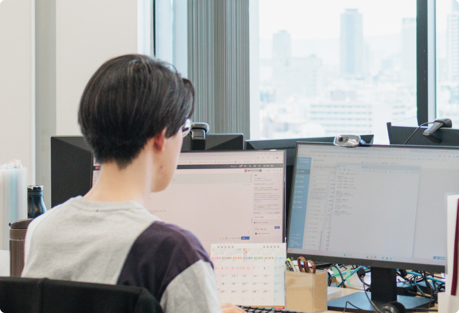 デュアルモニターで作業するスタッフ
